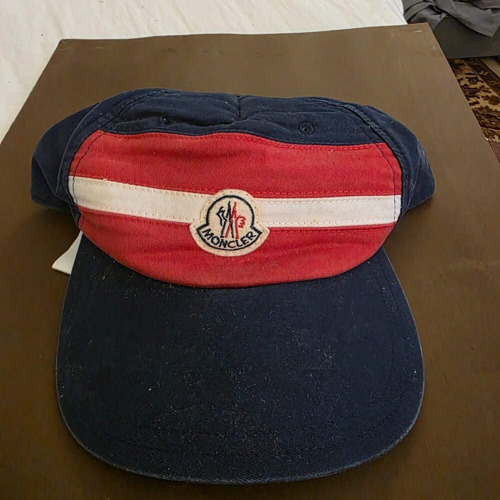 Monlcer logo hat very nice